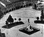 Piazza Mazzini in una foto del 1927 con la statua di Mazzini in primo piano e la Casa del Mutilato